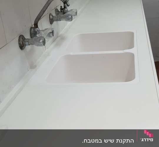 משטח שיש לבן למטבח עם כיור כפול וקנט אחורי